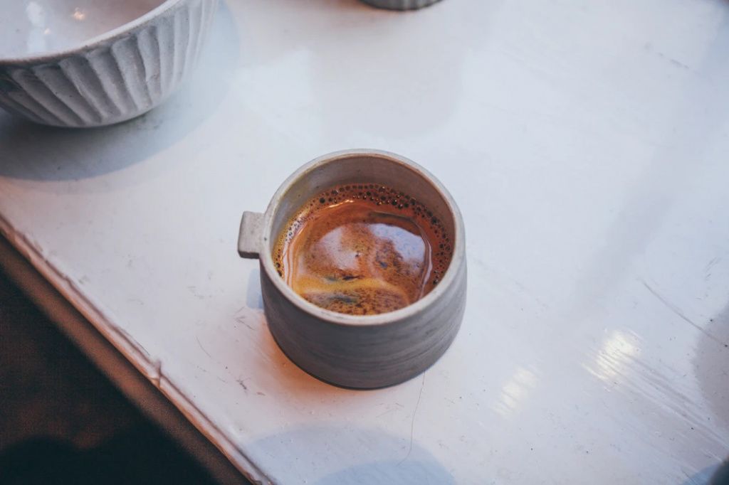 porcuyz-doppio-v-glinyanoy-chashe-coffice.jpeg