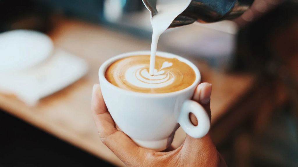barista-nalivaet-moloko-v-chashky-kofe.jpeg